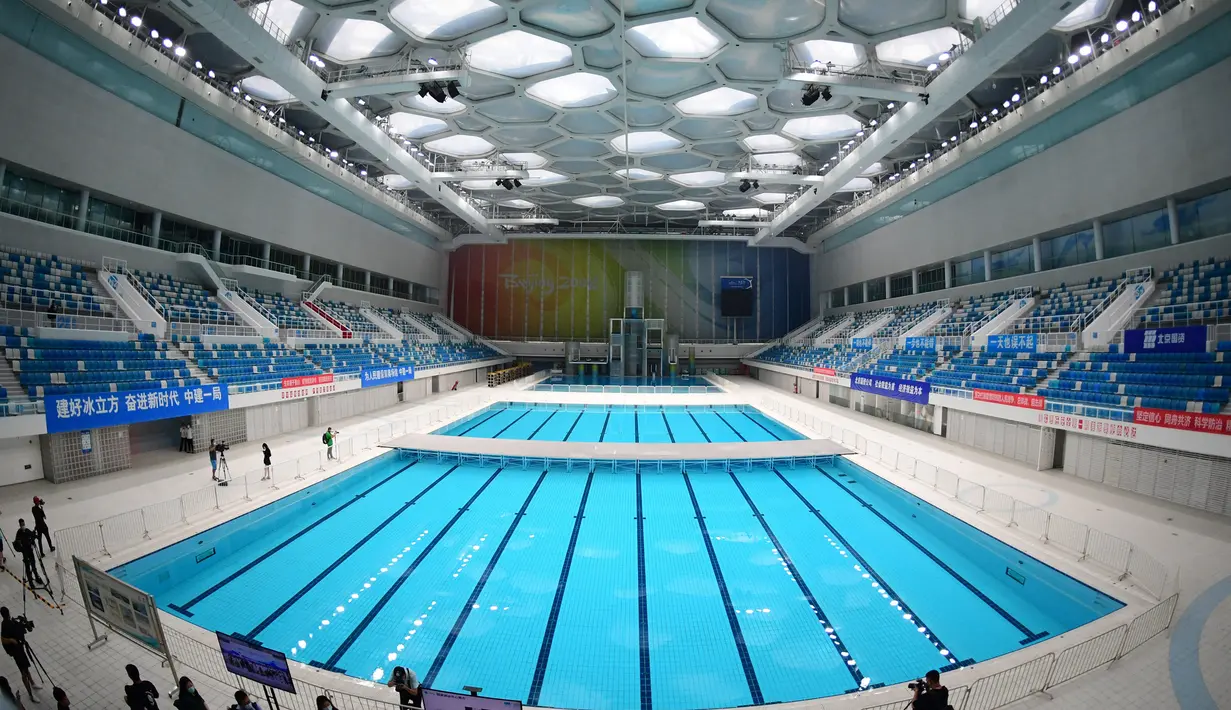 Foto pada 28 Juli 2020 menunjukkan "Water Cube", tempat penyelenggaraan kompetisi renang yang ikonik pada Olimpiade Beijing 2008. Kini disebut "Ice Cube", gelanggang ini telah menjadi arena bergengsi untuk penyelenggaraan pertandingan curling di ibu kota China. (Xinhua/Zhang Chenlin)