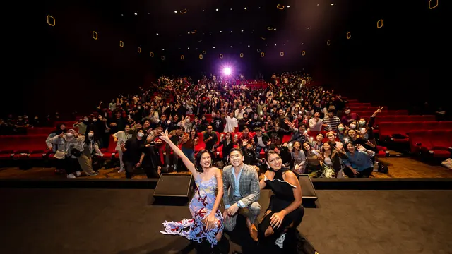 Shenina Cinnamon, Emir Mahira, dan Caitlyn North Lewis di special screening film Dear David. (Foto: Netflix Indonesia)