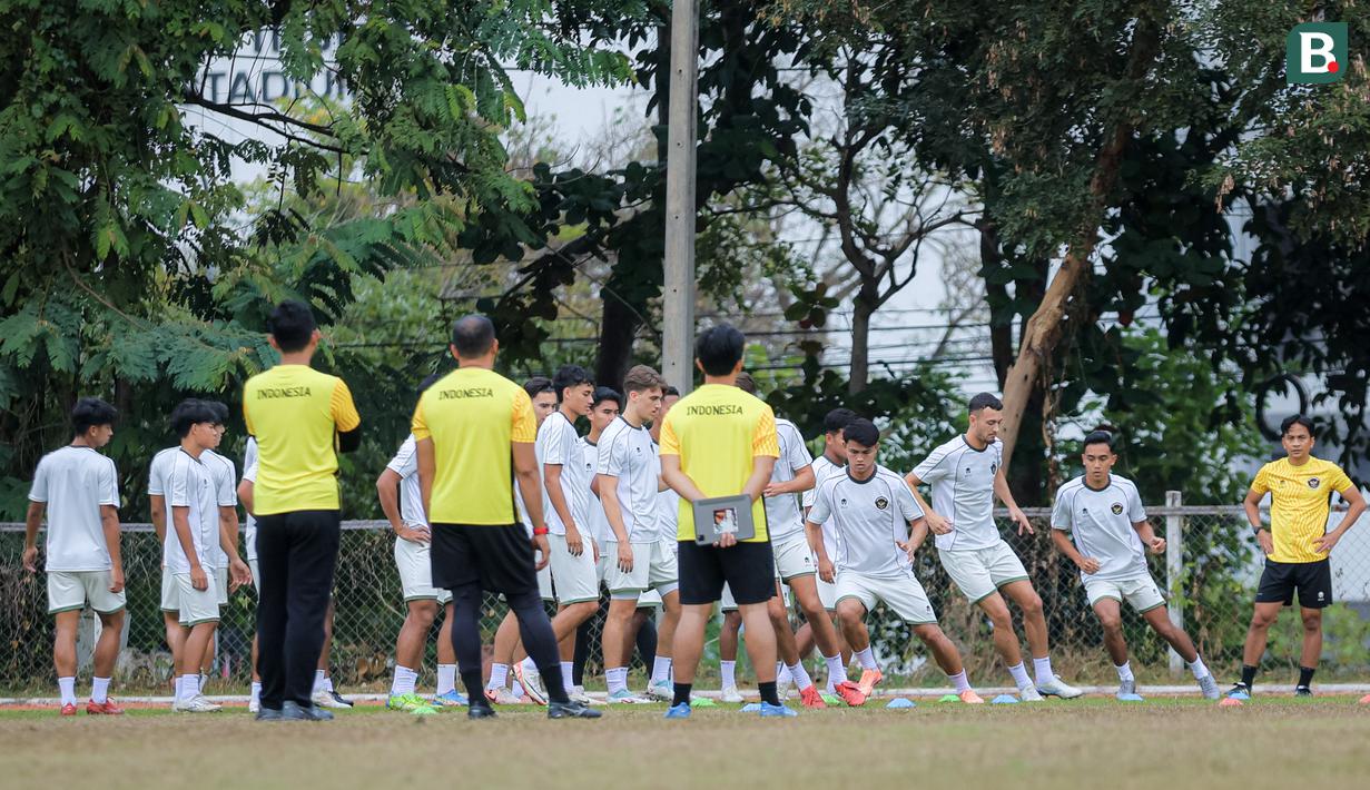 Pemain Timnas Indonesia U-22 menggelar sesi latihan jelang laga melawan Myanmar pada laga terakhir Grup C SEA Games 2025. (Bola.com/Bagaskara Lazuardi)