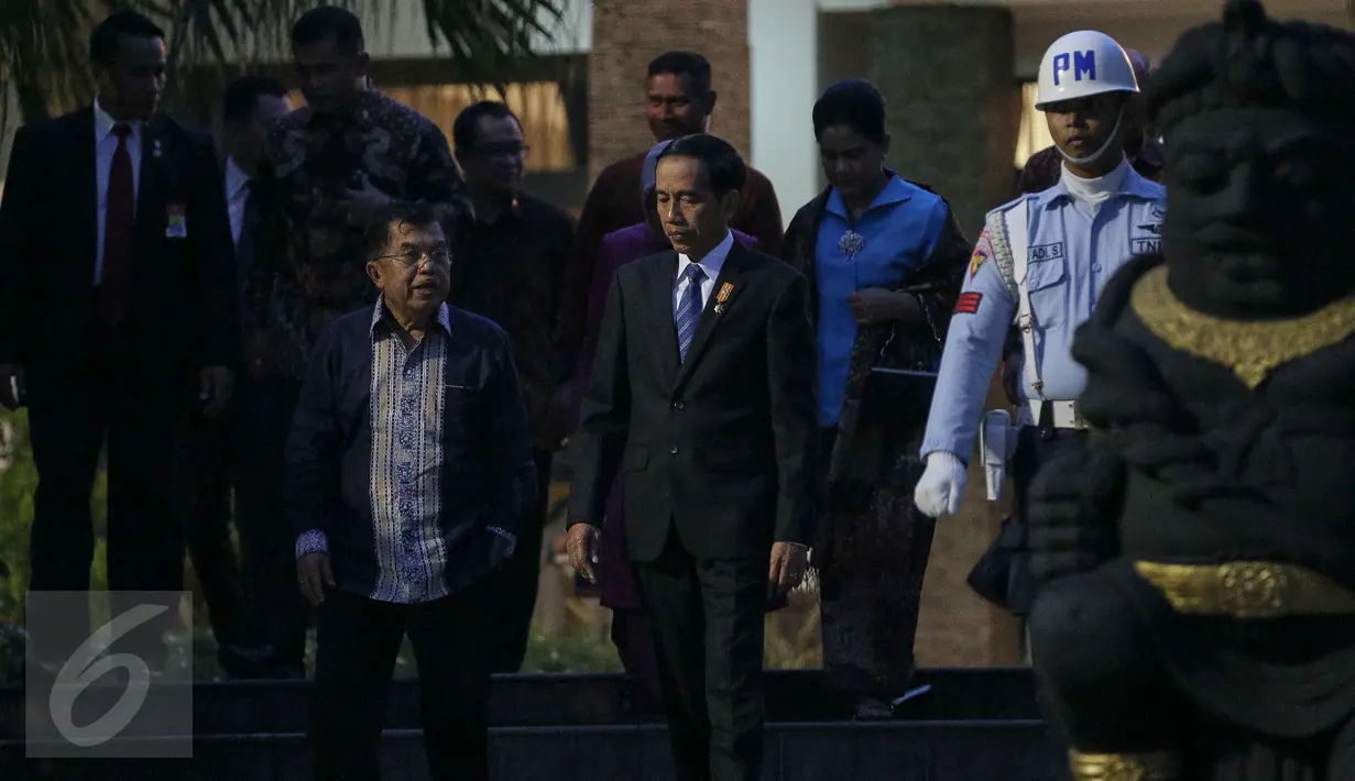 Wakil Presiden Jusuf Kalla (kiri) mengantar kepergian Presiden Jokowi di Bandara Udara Halim Perdana Kusuma, Jakarta, (20/11/). Presiden ke Malaysia menghadiri KTT ke-27 Perhimpunan Negara-negara Asia Tenggara (ASEAN). (Liputan6.com/Faizal Fanani)