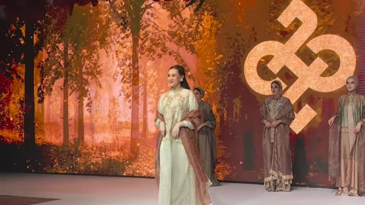 Potret Elegan Aaliyah Massaid Fashion Show Saat Hamil, Sukses Pukau Suami