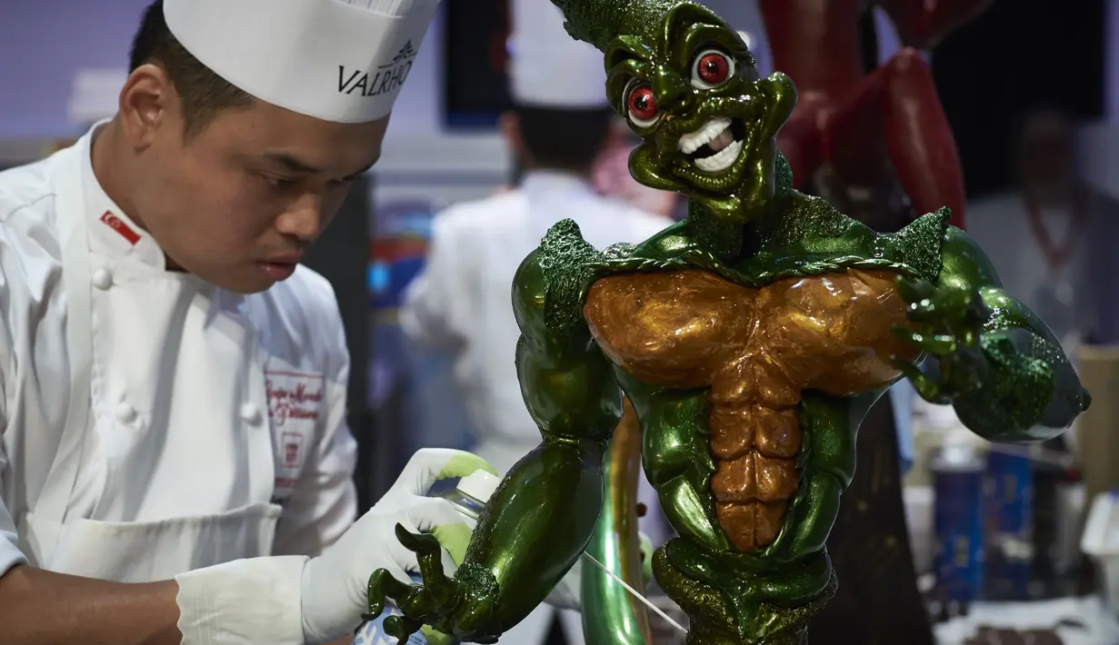 Peserta asal Malaysia, Kean Chuan sedang menyelesaikan pembuatan kue saat mengikuti final Pastries World Cup 2017 di Lyon, Prancis (22/1). (AFP/Jean Philippe)