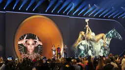 Sejumlah penonton menyaksikan Beyonce menerima penghargaan untuk album dance/musik elektronik terbaik untuk "Renaissance" di Penghargaan Grammy Awards 2023 di Los Angeles pada Minggu, 5 Februari 2023. Beyonce telah memenangkan Best Dance/Electronic Recording untuk Break My Soul, Best Traditional R&B Performance untuk Plastic Off the Sofa, dan Best Song Written for Visual Media untuk Be Alive. (AP Photo/Chris Pizzello)