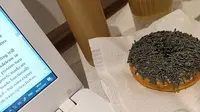 Donut berwarna taro (Sumber: Twitter/icblues)