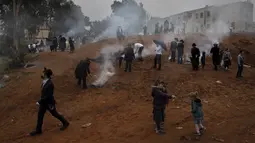 Pria dan anak-anak Yahudi Ultra-Ortodoks membakar beragi sebagai persiapan liburan Paskah di kota Yahudi ultra-Ortodoks Bnei Brak, Tel Aviv, Israel (26/3/2021).  Dalam Kitab Suci diceritakan, kaum Yahudi tidak sempat membuat roti beragi saat akan berangkat menuju tanah yang dijanjikan. (AP Photo/Ode