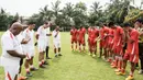 Para pelatih dan pemain Persija Jakarta doa bersama usai latihan di Lapangan Villa 2000, Tangerang Selatan, Rabu (30/3/2016). (Bola.com/Vitalis Yogi Trisna)