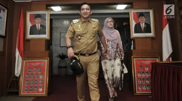 Wakil Wali Kota Palu Sigit Purnomo alias Pasha Ungu didampingi istri Adelia Wihelmina saat tiba di Kemendagri, Jakarta, Senin (12/8/2019). Kedatangan Pasha tersebut untuk bertemu Mendagri Tjahjo Kumolo guna membahas sejumlah masalah internal pengelolaan Kota Palu. (merdeka.com/Iqbal S. Nugroho)