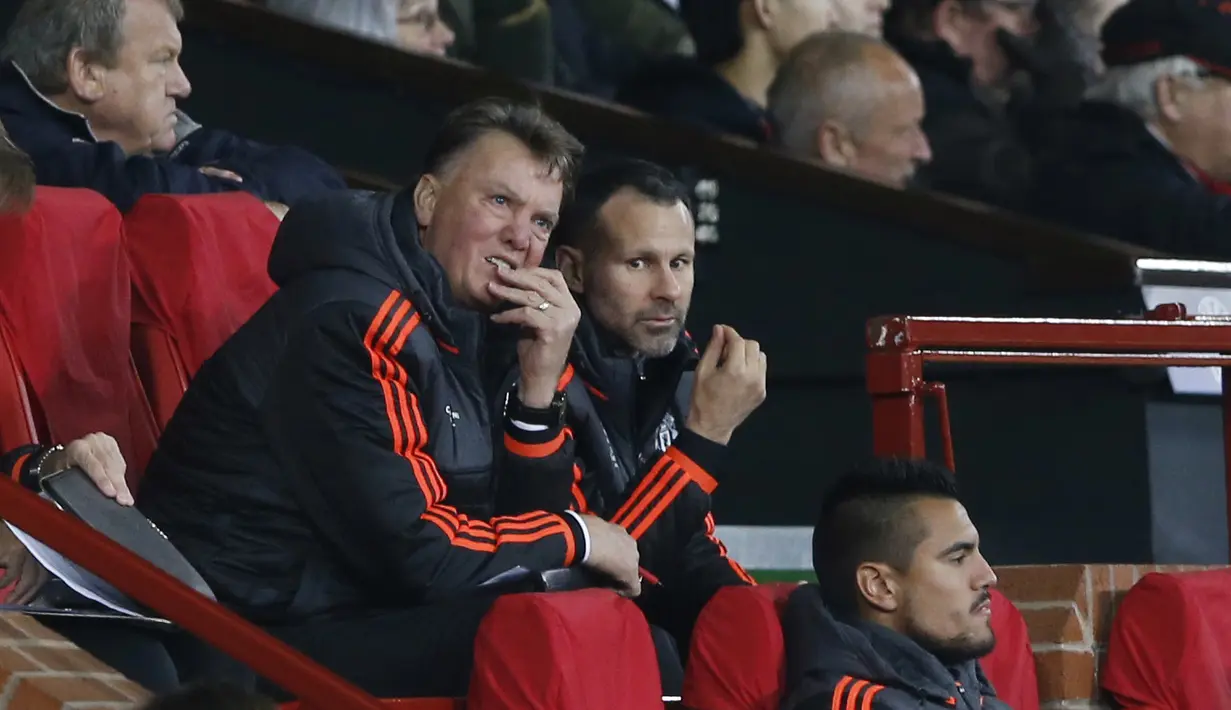  Pelatih Manchester United, Louis van Gaal dan asisten manager Ryan Giggs saat menyaksikan laga lanjutan liga Champions grup B antara Manchester United dan PSV Eindhoven di Stadion Old Trafford, Manchester, Kamis (26/11/2015). (Reuters/Carl Recine)