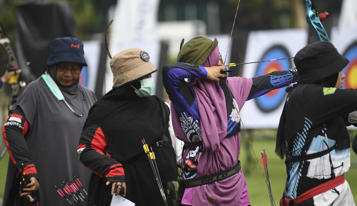 Sejumlah peserta membidik sasaran saat eksibisi nomor Barebow dalam Seleksi Nasional (Seleknas) Pengurus Besar Persatuan Panahan Indonesia (PB Perpani) di Lapangan Panahan, Gelora Bung Karno, Senayan, Jakarta, Rabu (8/3/2023).  (Dok. PB Perpani)