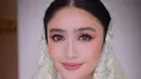 Tak hanya busananya, makeup Febby yang dipulas oleh @upanduvan turut menjadi sorotan. [@upanduvan].