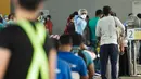 Para pekerja yang siap kembali bekerja mengantre untuk menjalani pengujian COVID-19 di pusat penapisan (screening) regional di Singapura (10/6/2020). (Xinhua/Then Chih Wey)