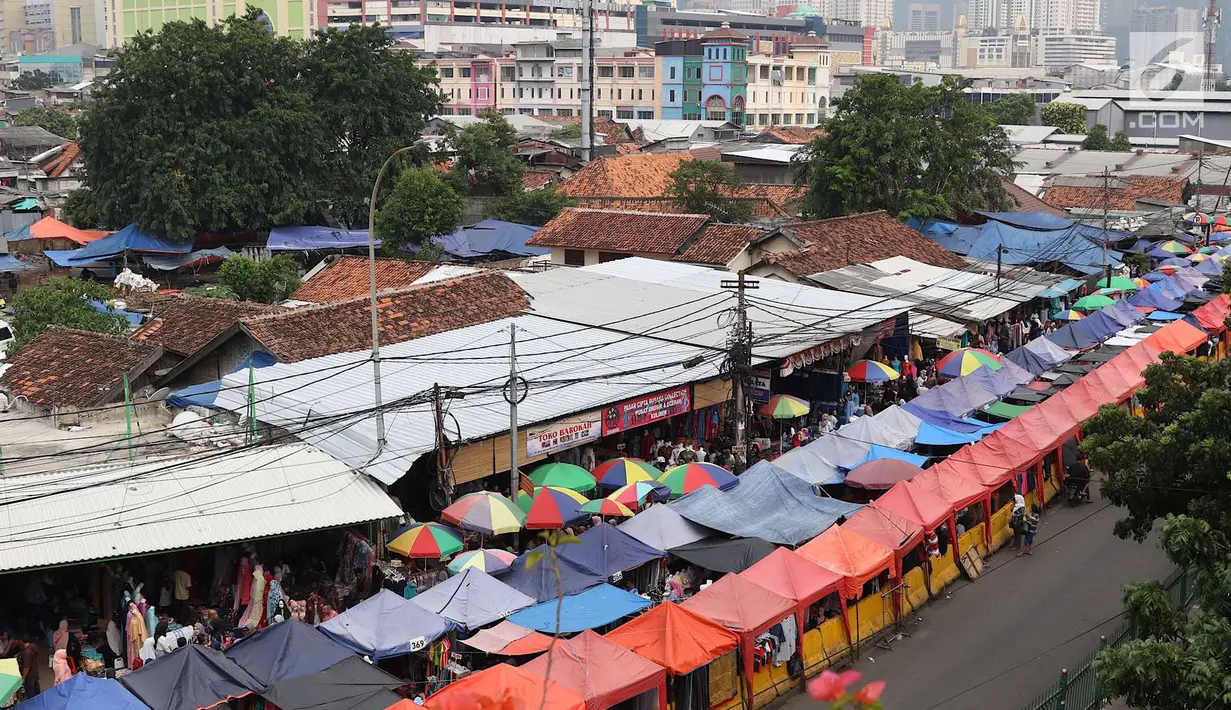 Deretan tenda pedagang kaki lima (PKL) di depan Stasiun Tanah Abang, Jakarta, Kamis (3/5). Diberikannya izin berjualan di kawasan tersebut menyebabkan fungsi trotoar dan jalan raya beralih fungsi. (Liputan6.com/Immanuel Antonius)