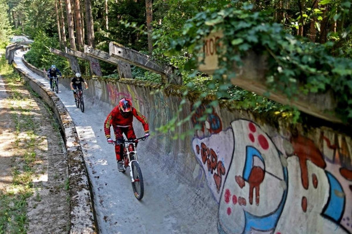 Aksi nekat bikers Downhill ngebut di lintasan miring 90 derajat