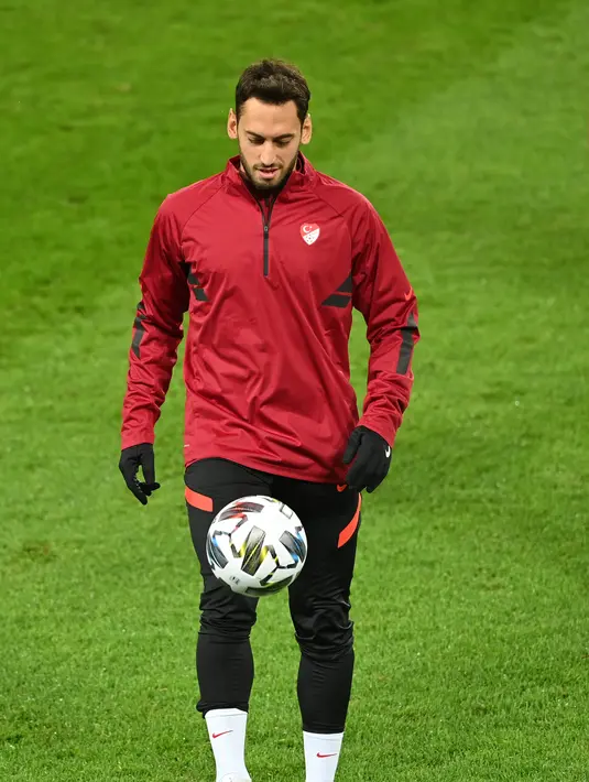 Gelandang Turki, Hakan Calhanoglu menjuggling bola selama mengikuti sesi latihan di stadion Rheinenergie di Cologne, Jerman (6/10/2020). Timnas Turki akan menghadapi Jerman di laga uji coba di stadion Rheinenergie di Cologne, Jerman, Kamis (8/10/2020) dini hari WIB. (AFP/Ina Fassbender)