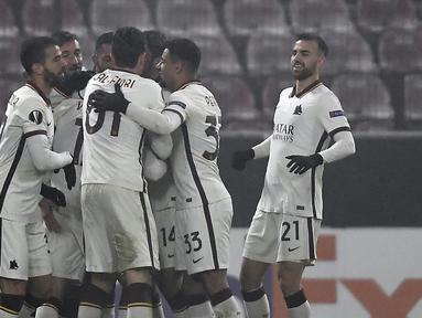 Para pemain AS Roma merayakan gol kedua yang dibuat oleh gelandang Jordan Veretout melalui eksekusi penalti dalam laga lanjutan Liga Europa 2020/21 Grup A melawan CFR Cluj di Cluj-Napoca, Rumania, Kamis (26/11/2020) waktu setempat. AS Roma menang 2-0 atas CFR Cluj. (AFP/Alex Nicodim)