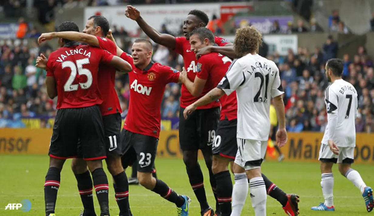Pemain Manchester United merayakan gol kedua Striker Danny Welbeck, di Stadion Libert, pada 17 Agustus 2013. (AFP/Ian Kington): (AFP/Ian Kington)