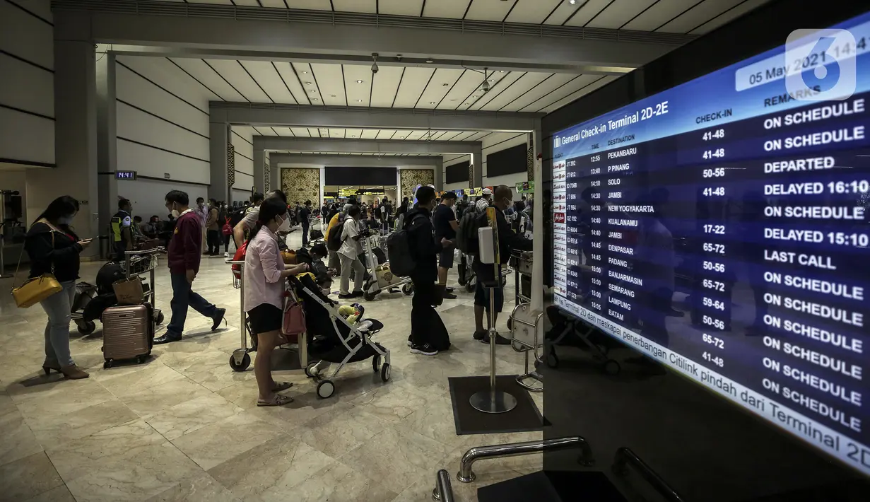 Calon penumpang pesawat mengantre saat lapor diri di Terminal 2 Bandara Soekarno Hatta, Tangerang, Banten, Rabu (5/5/2021). Pergerakan penumpang H-1 jelang larangan mudik diprediksi berjumlah 86.000 penumpang atau naik 15 persen dibanding hari kemarin. (Liputan6.com/Johan Tallo)