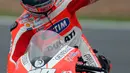 Selama berkarier di MotoGP, Nicky Hayden pernah membela tim Honda dan Ducati. Tercatat, sudah meraih 28 podium, tujuh catatan waktu tercepat, lima pole position, dan tiga kali kemenangan. (AP Photo/Miguel Angel Morenatti)