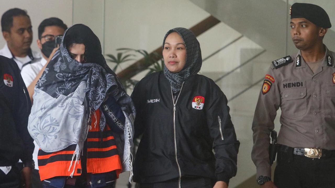 FOTO: KPK Tahan Bupati Pekalongan Fadia Arafiq Usai Operasi Tangkap Tangan