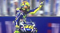 Momen ketika Valentino Rossi mengacungkan jari tengahnya ke arah Aleix Espargaro.