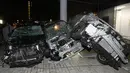 Sejumlah mobil bergelimpangan usai dihantam topan Jebi yang melanda Osaka, Jepang, Selasa (4/9). (JIJI PRESS/AFP)