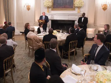 Presiden Amerika Serikat (AS), Donald Trump memberikan sambutan saat menggelar acara buka puasa bersama di Gedung Putih, Washington, Rabu (6/6). Buka puasa bersama ini merupakan yang pertama diadakan Trump sejak menjabat sebagai presiden. (AFP/JIM WATSON)