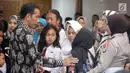 Presiden Joko Widodo berbincang dengan keluarga korban Lion Air JT 610 di Crisis Center Gedung VIP Bandara Soekarno-Hatta, Tangerang, Senin (29/10). Jokowi berharap para keluarga untuk bersabar menunggu hasil. (Liputan6.com/Fery Pradolo)