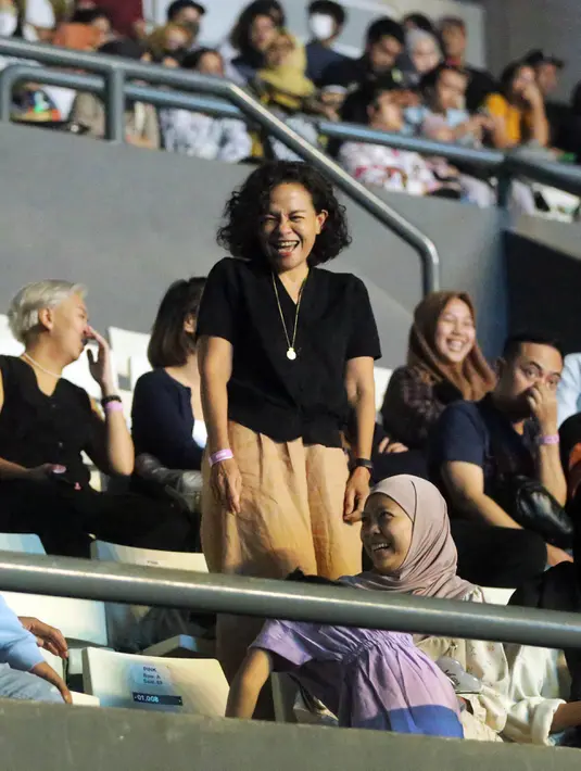 Produser film Mira Lesmana juga duduk di bangku penonton konser Yura Yunita. Kehadiran Mira Lesmana pun jadi hal spesial untuk Yura, yang didapuk untuk menyanyikan kembali salah satu soundtrack film Petualangan Sherina yang berjudul Lihatlah Lebih Dekat. [Foto: Bambang E. Ros/Fimela]