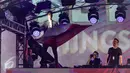 Seorang DJ mengibarkan bendera merah putih pada acara DWP 2016, di Kemayoran, Jakarta, Jumat. (09/12). DJ Alan Walker dan DJ Valentino Khan menjadi penutup di panggung Neon Jungle. (Liputan6.com/Fery Pradolo)