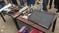 Polisi mengamankan sejumlah barang bukti saat menggerebek narkoba di Kampung Bahari, Jakarta Utara. (Liputan6.com/Sugeng Triono)