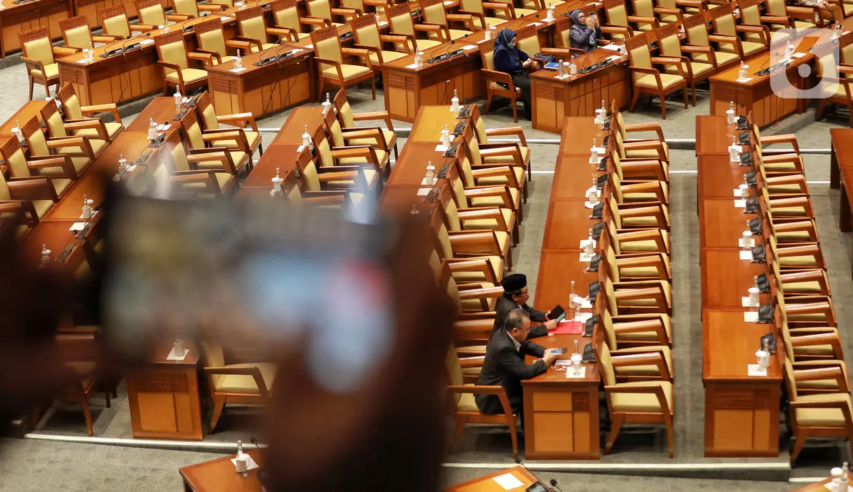 Anggota DPR mengikuti Rapat Paripurna ke-10 masa persidangan II tahun 2022-2023 di Kompleks Parlemen, Senayan, Jakarta, Selasa, (17/11). Rapat Paripurna DPR RI mengesahkan pembentukan provinsi Papua Barat Daya. (Liputan6.com/Angga Yuniar)