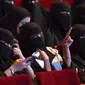 Perempuan-perempuan Saudi sedang menonton festival film pendek di pusat budaya King Fahad di Riyadh, Oktober 2017. (AFP)