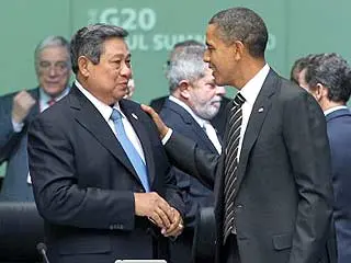 Presiden Susilo Bambang Yudhoyono berbincang dengan Presiden AS Barack Obama ketika menghadiri Plenary Sesion Pertama KTT G.20 yang berlangsung di Gedung COEX, Seoul, Korea Selatan.(Antara)