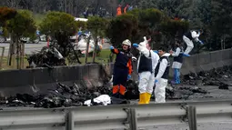 Helikopter berjenis Sikorsky S-76 berangkat dari Istanbul lalu diduga menabrak menara stasiun televisi, Turki, Jumat (10/3). Penumpang yang tewas adalah para eksekutif dari perusahaan farmasi dan produk rumahan Eczacibasi. (AP Photo)