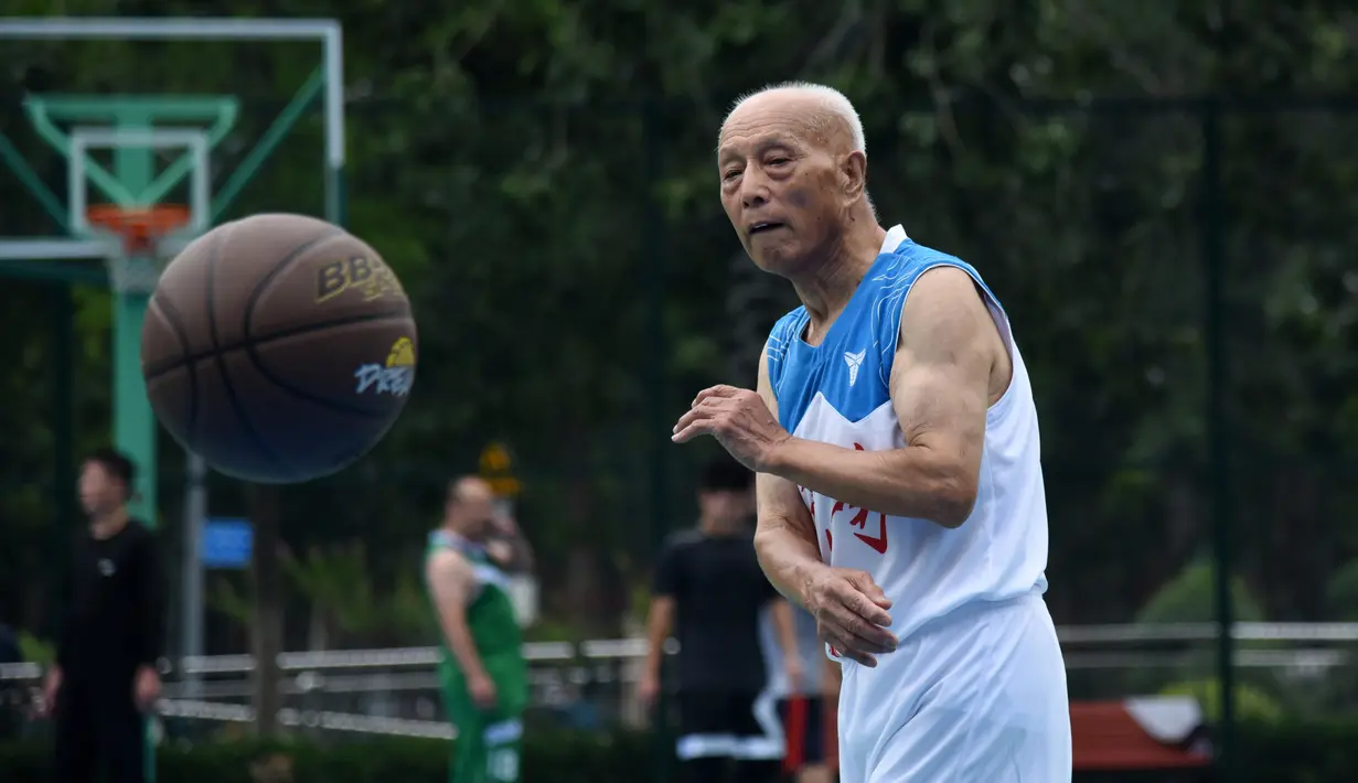 Li Chunfu (92) bermain bola basket di Jinan, Provinsi Shandong, China, Rabu (5/8/2020). Sebagai anggota tertua Tim Bola Basket Lansia Jinan yang didirikan pada 2012, Li Chunfu telah bermain bola basket dalam rutinitas hariannya sejak 1949. (Xinhua/Wang Kai)