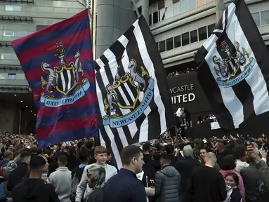 Pendukung Newcastle United merayakan di luar St. James'Park di Newcastle Upon Tyne, Inggris (7/10/20210). Klub Liga Premier Inggris, Newcastle United resmi diakuisisi pangeran Arab Saudi, Mohammad bin Salman. (AP Photo / Scott Heppell)