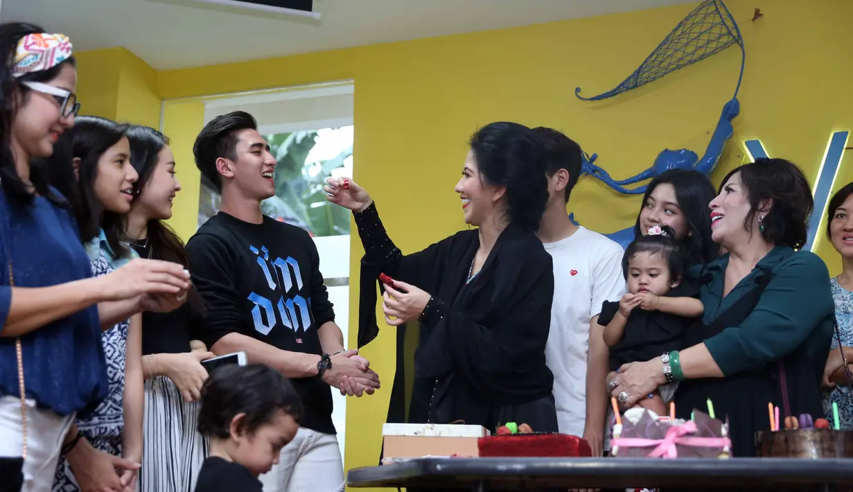 ‎"Akhirnya memutuskan untuk pulang ke rumah jam 12. Jadi aku jemput nenek aku, mama lagi sikat gigi. Sengaja aku matikan sekring listrik, kan mama takut banget yang namanya film horror,” ujar Verrell. (Nurwahyunan/Bintang.com)