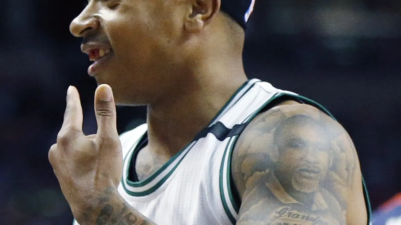 Guard Boston Celtics Isaiah Thomas menunjukkan cedera yang diderita pada game pertama semifinal Wilayah Timur play-off NBA di TD Garden, Senin (1/5/2017) dinihari WIB. 