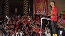 Rio Ferdinand juga sempat berkunjung ke Indonesia pada Juni 2011 lalu, dimana pada kunjungannya ia memberikan pelatihan sepak bola dan bantuan untuk anak-anak Indonesia yang terjangkit virus HIV/Aids. (AFP Photo/Romeo Gacad)