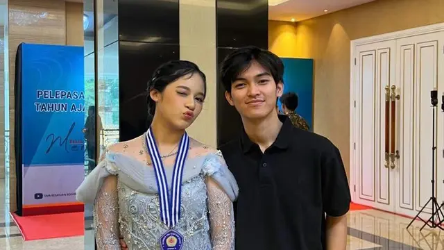 6 Potret Wisuda Shakiena Azalea Putri Pasha Ungu yang Dihadiri Okie Agustina dan Adelia, Kompak Berbusana Pastel