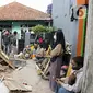 Warga berkumpul dekat bangunan yang roboh akibat gempa di Kampung Kadudampit, Kabupaten Cianjur, Jawa Barat, Selasa (22/11/2022. Data dari BPBD Kabupaten Cianjur mencatat, hingga pukul 21.30 WIB sebanyak 162 orang meninggal dunia, 326 warga luka-luka, dan 13.784 warga mengungsi. (Liputan6.com/Herman Zakharia)