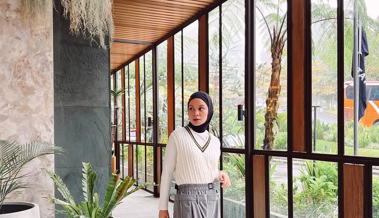 <p>Kalau yang satu ini cocok untuk acara formal. Casual outfit dengan vest bisa digunakan untuk pakaian ke kantor. [Instagram/tantrinamirah]</p>