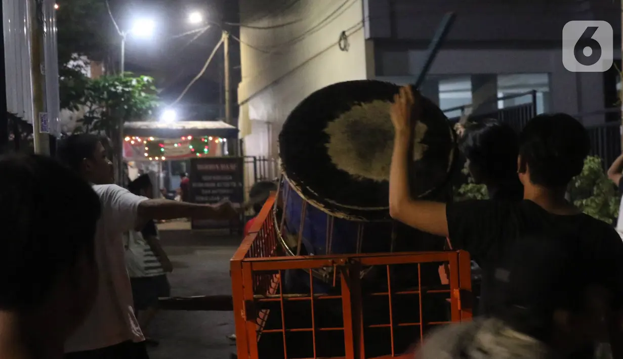 Sejumlah remaja melakukan pukul bedug keliling kampung di Karang Tengah,Tangerang, Banten, Rabu (29/4/2020). Pukul bedug keliling merupakan tradisi membangunkan warga untuk sahur pada bulan Ramadan. (Liputan6.com/Angga Yuniar)