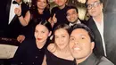 Di tengah sorotan acara peluncuran brand kecantikan, Aaliyah Massaid dan Azizah Salsha tampil kompak serba hitam untuk mendukung suami masing-masing, Thariq Halilintar dan Pratama Arhan, yang didaulat sebagai brand ambassador. [@ochiipramita/@aaliyah.massaid].