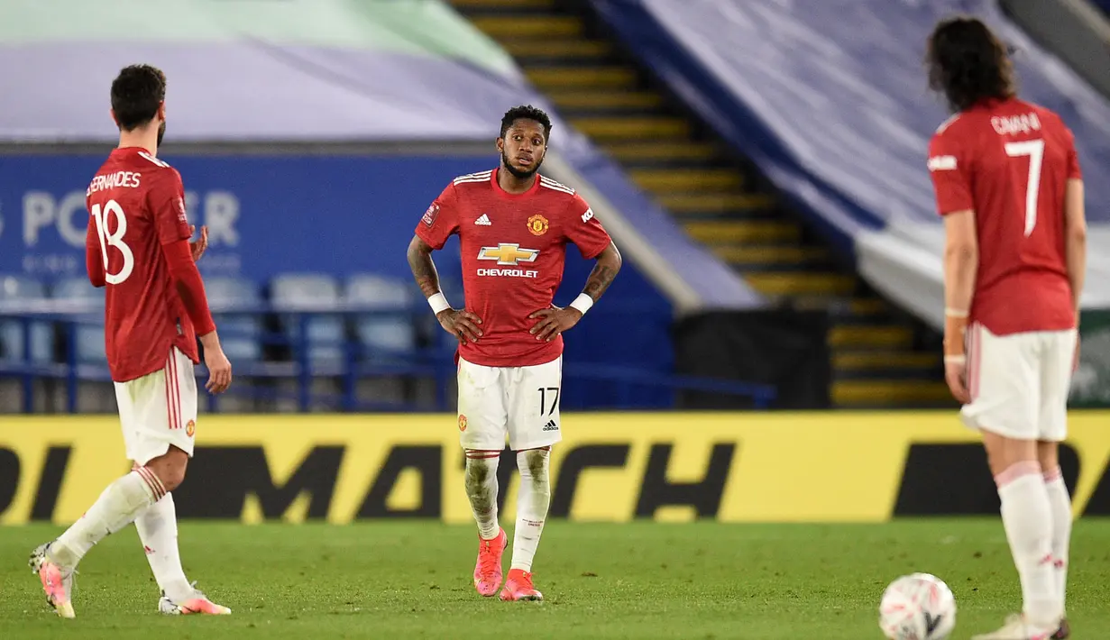 Gelandang Manchester United, Fred (tengah) dan rekan setim kecewa usai kebobolan gol ketiga saat menghadapi Leicester City dalam laga perempatfinal Piala FA 2020/2021 di King Power Stadium, Minggu (21/3/2021). Manchester United kalah 1-3 dari Leicester. (AFP/Oli Scarff/Pool)