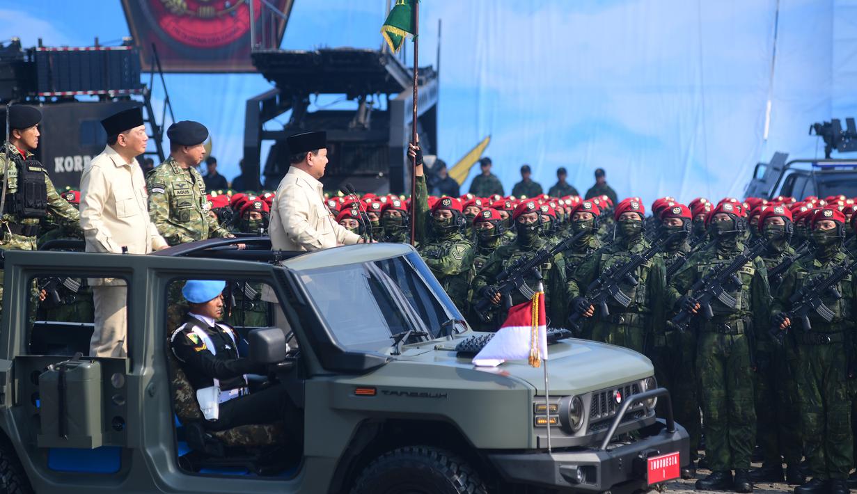 Presiden Prabowo juga meminta kepada Panglima TNI dan Kepala Staf Angkatan untuk mengikuti dan mengkaji terus perkembangan teknologi dan sains. (merdeka.com/Arie Basuki)