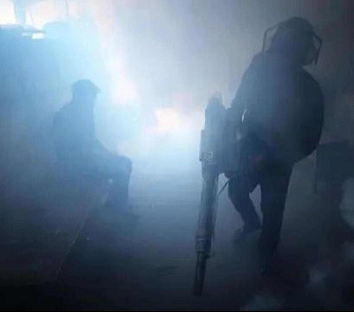 Petugas melakukan pengasapan atau fogging di kawasan pemukiman padat penduduk, Duri Kepa, Jakarta Barat, Kamis (18/4/2024). Kegiatan fogging ini dilakukan sebagai upaya untuk menekan penyebaran nyamuk Aedes Aegypti yang menularkan penyakit Demam Berdarah 