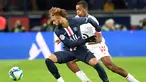 Bek Lille Gabriel dos Santos Magalhaes berusaha merebut bola dari penyerang PSG, Neymar pada pertandingan L1 Prancis di Parc des Princes di Paris pada 22 November 2019. Gabriel Magalhaes secara resmi dibeli Arsenal dari Lille dengan nilai transfer 27 juta poundsterling. (AFP/Bertrand Guay)