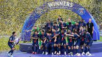 Pemain Paris Saint-Germain (PSG) melakukan selebrasi usai menjuarai Liga champions 2024/2025 di Stadion Allianz Arena, Minggu (01/06/2025) dini hari WIB. (AP Photo/Matthias Schrader)
