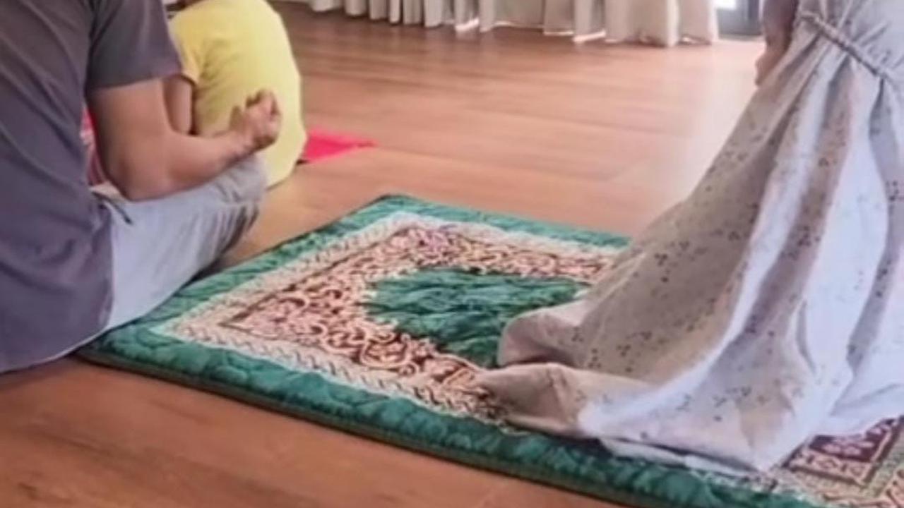 Edward Akbar Unggah Video Usai Salat Bareng Kedua Anaknya: Materi Terus, Banyak Fitnah